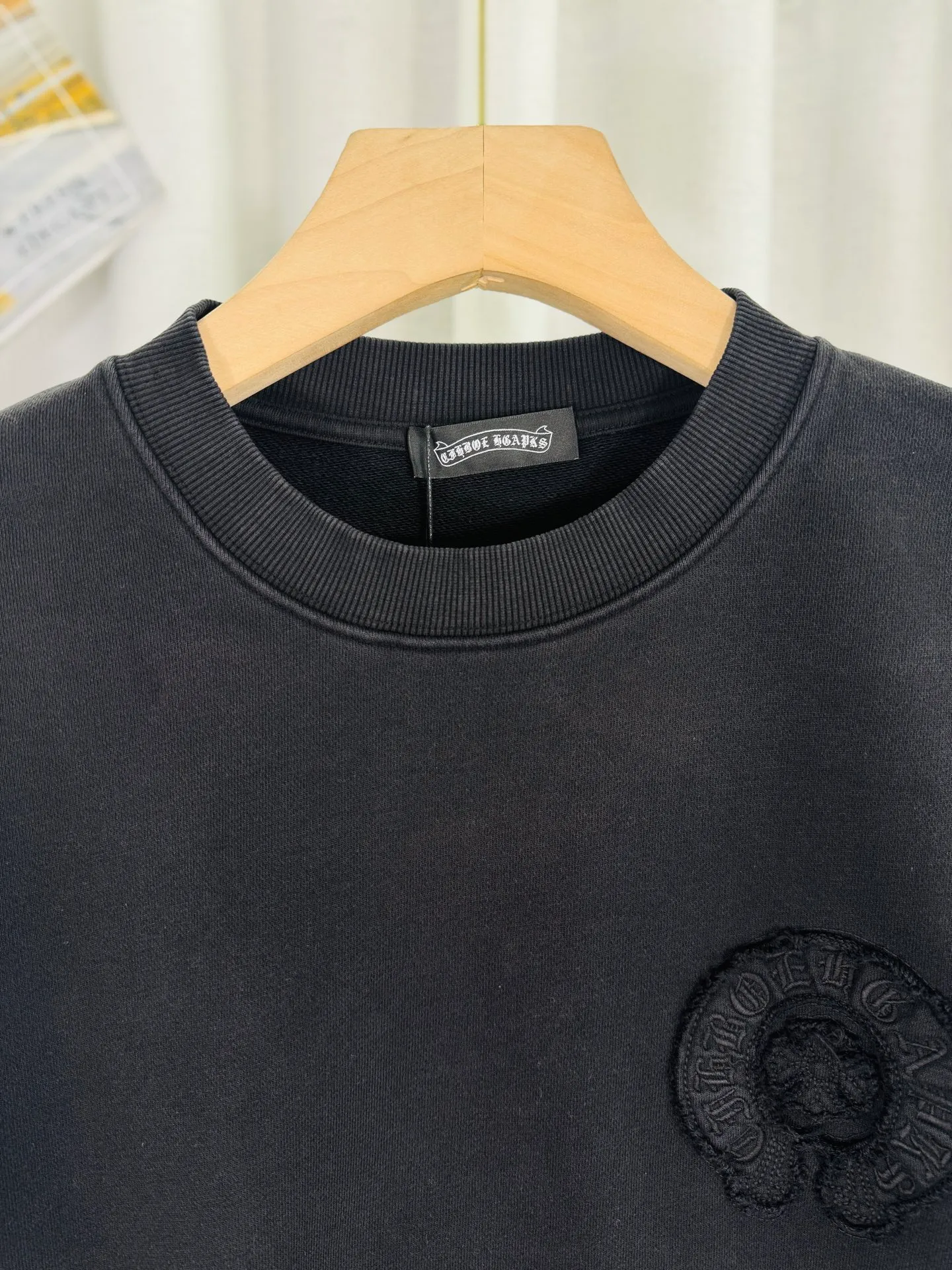 P280 top version, real shot without P, ​​different from market currency) 𝗖𝗵𝗿𝗼𝗺𝗲 𝗛𝗲𝗮𝗿𝘁𝘀/Cro Heart 2025 washed patch embroidery autumn and winter new original single counter American laser burnt 3D three-dimensional color embroidery couple casual sweatshirt 👑The highest version! Customized fabric 430g tripe terry fabric! American acid-washed and distressed original fabric laser burnt ✟appliqué embroidery and exquisite embroidery of letters! The best-selling model in the counter, very comfortable to wear. Accessories: original molded and authenticated collar label➕100% silk wash label. Genuine purchase-grade original hangtag➕matching hanging rope➕3D hanging beads➕original packaging bag. Craftsmanship: The original version has consistent wiring! The highest version of the armhole matching technique! Color: Pink Black Green Size: S M L XL Style Number: 25-377